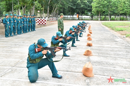 Xây dựng, huấn luyện lực lượng dân quân tự vệ vững mạnh - cách làm từ Tiền Giang​